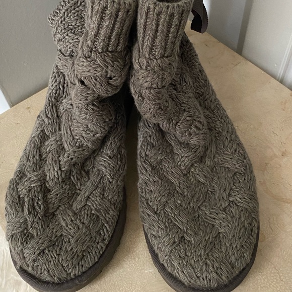 UGG gray sweater boots, women’s size 8 - Picture 1 of 3